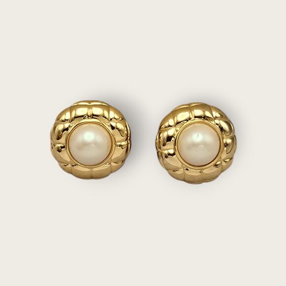 Vintage 1980s Gold Quilted Pearl Clip-On Earrings – Classic Old Money Style - Picture 2 of 8